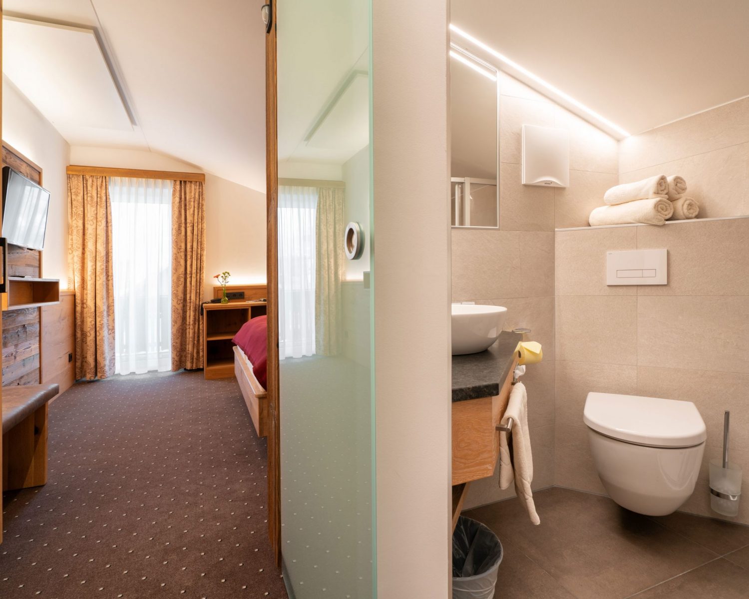 Tröpolacherhof Doppelzimmer Nesterl Ansicht Bad / Zimmer