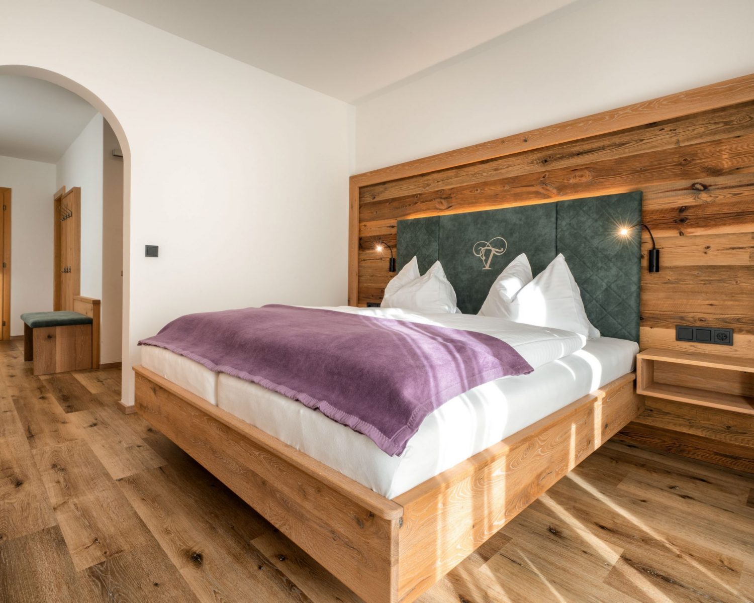 Tröpolacherhof Doppelzimmer Superior Bett seitlich