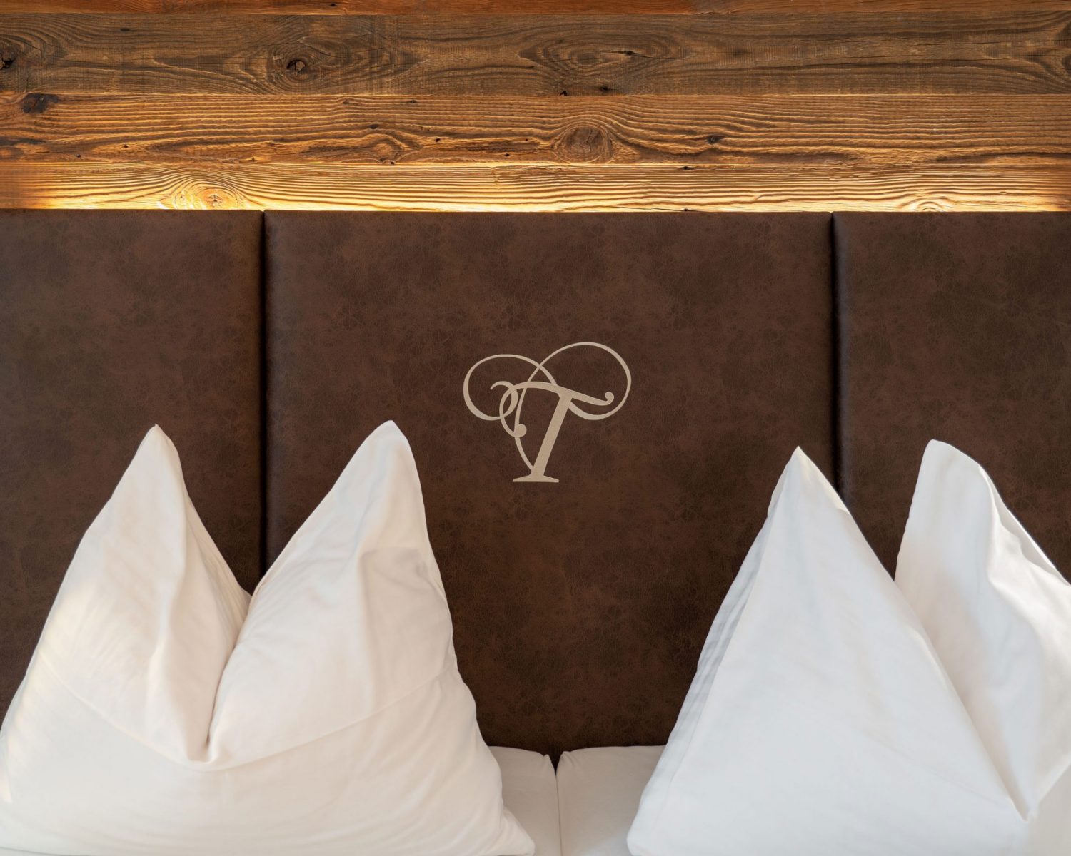 Tröpolacherhof Doppelzimmer Dorfplatz Ansicht Bett frontal