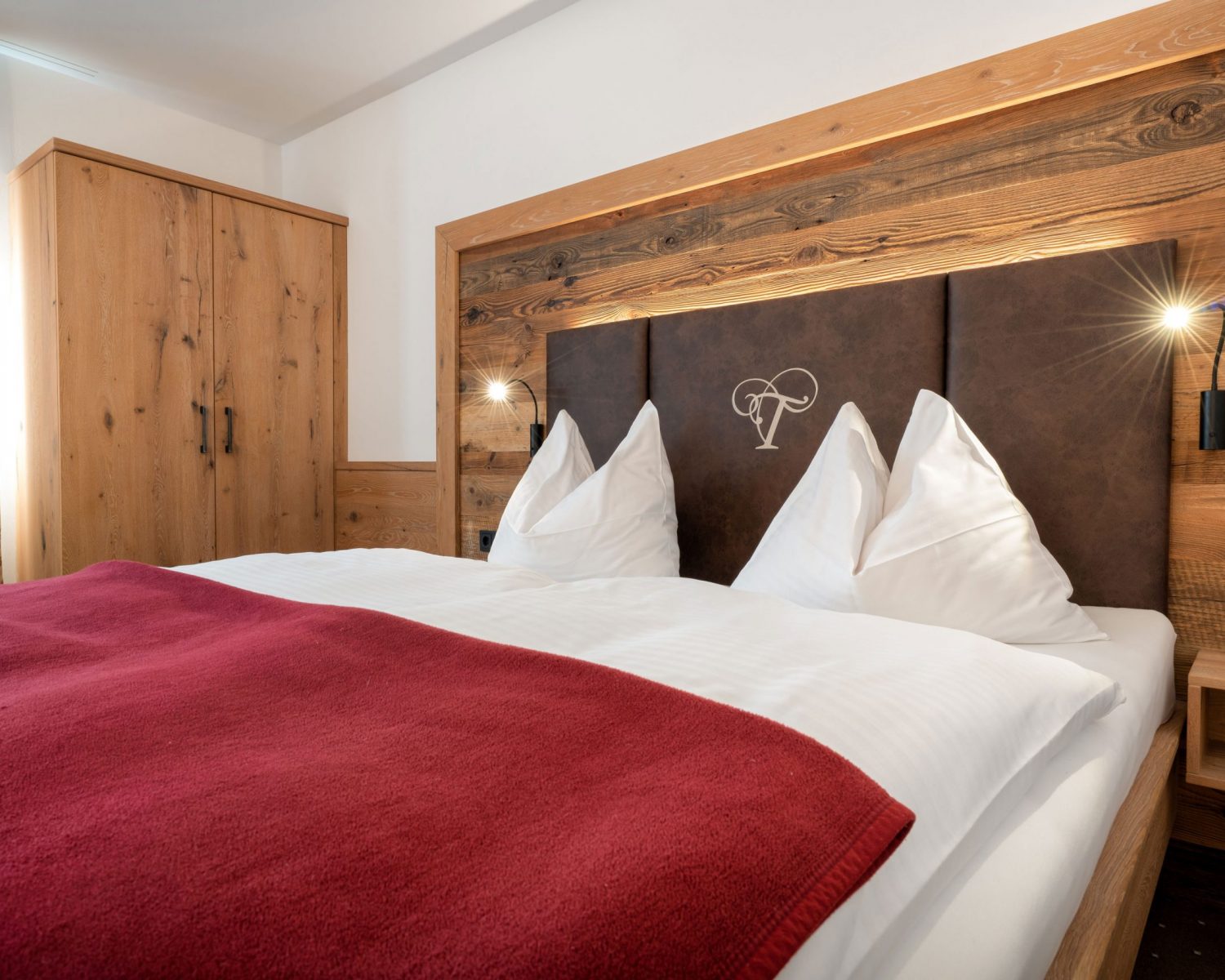 Tröpolacherhof Doppelzimmer Dorfplatz Ansicht Bett seitlich