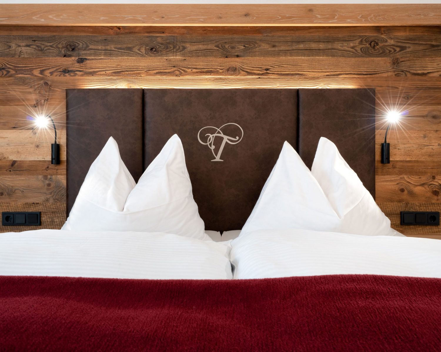 Tröpolacherhof Doppelzimmer Dorfplatz Ansicht Bett frontal Decke